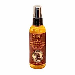 Reuzel Grooming Tonic 350 ml to profesjonalny tonik, który zapewnia włosom objętość, elastyczność i długotrwałe utrwalenie. Dzięki ziołowym ekstraktom, takim jak oczar wirginijski, skrzyp, pokrzywa i rozmaryn, tonik doskonale pielęgnuje włosy, nie obciążając ich. Idealny do stylizacji z suszarką lub jako prestyler do uzyskania pełnych objętości fryzur. Dostępny w BRODSKI Barbershop, Frankfurt nad menem, Wilanów, ul. Klimczaka 6a.