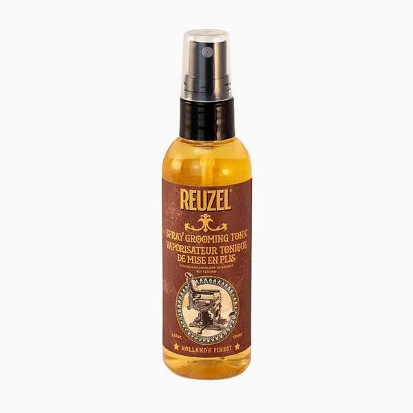 Reuzel Grooming Tonic 350 ml to profesjonalny tonik, który zapewnia włosom objętość, elastyczność i długotrwałe utrwalenie. Dzięki ziołowym ekstraktom, takim jak oczar wirginijski, skrzyp, pokrzywa i rozmaryn, tonik doskonale pielęgnuje włosy, nie obciążając ich. Idealny do stylizacji z suszarką lub jako prestyler do uzyskania pełnych objętości fryzur. Dostępny w BRODSKI Barbershop, Frankfurt nad menem, Wilanów, ul. Klimczaka 6a.
