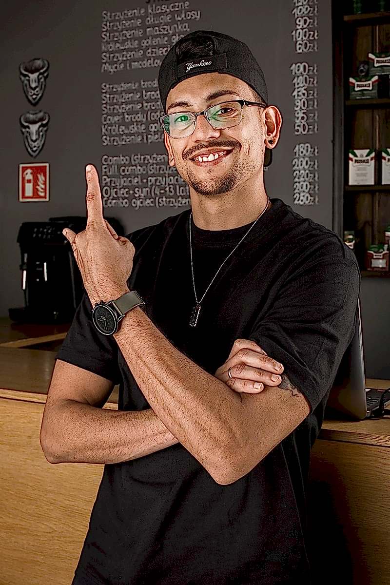 Barbero de habla hispana en Barbershop BRODSKI - Varsovia Wilanow English-speaking barber at Barbershop BRODSKI - Warsaw Wilanow