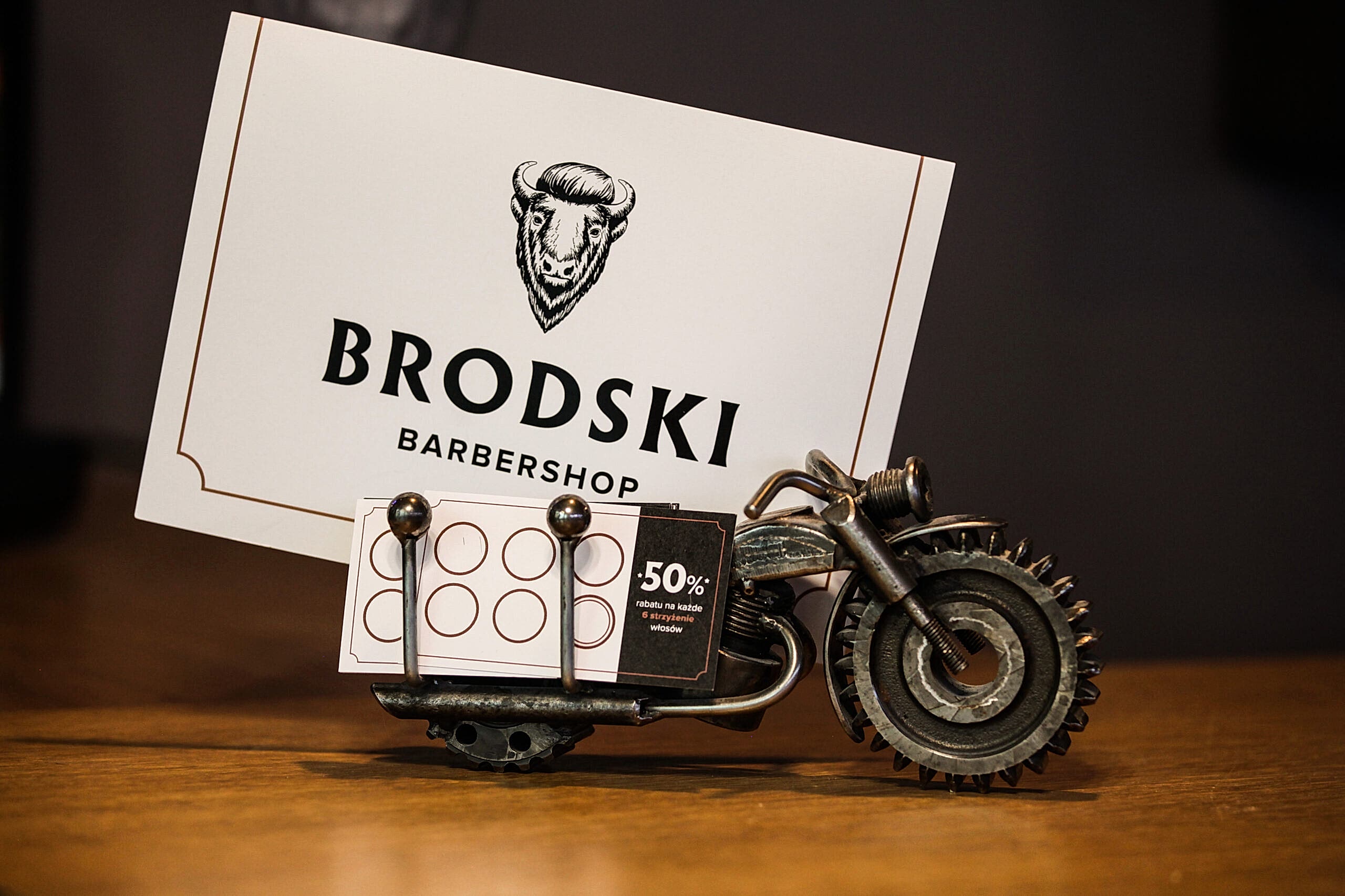 Bon Podarunkowy na Strzyżenie - BRODSKI Barber Shop, Wilanów Bon podarunkowy na strzyżenie w BRODSKI Barber Shop, Frankfurt nad menem Wilanów