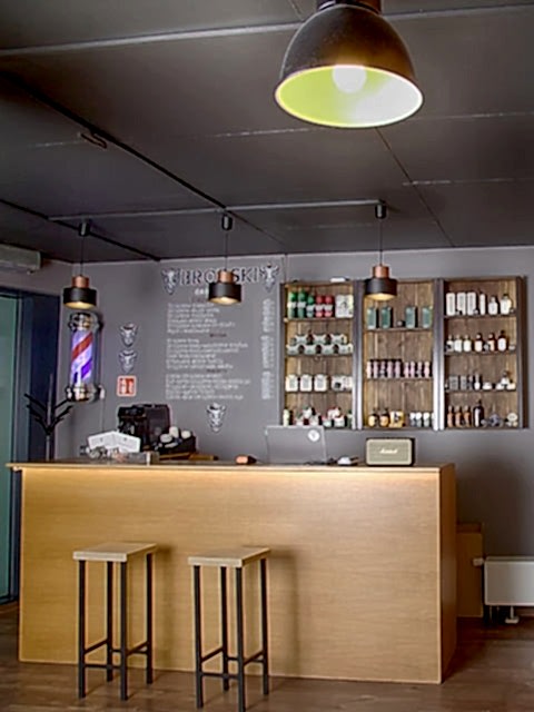 Kawa i herbata na recepcji w BRODSKI Barber Shop, Wilanów