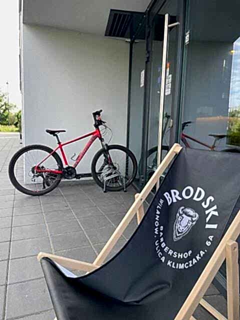 Parking dla rowerów przed BRODSKI Barber Shop, Wilanów